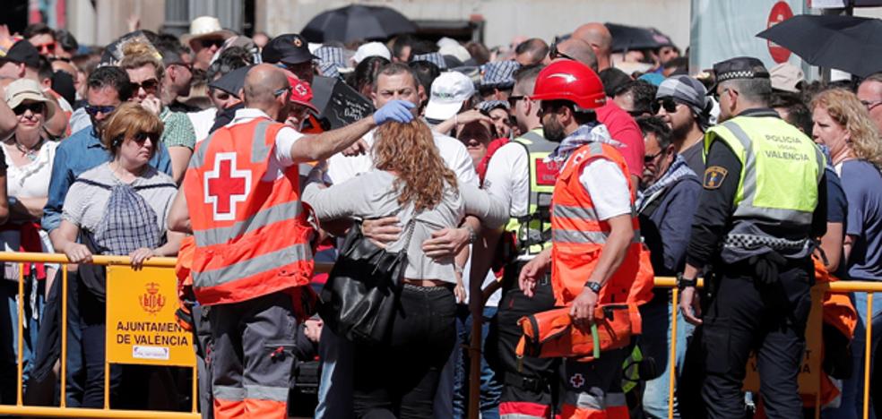 64 atendidos en la mascletà, dos evacuados por ataques epilépticos y otro por cólico nefrítico