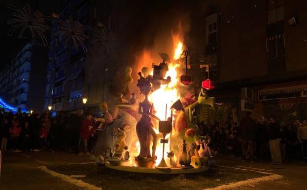 Las fallas infantiles inician el ritual de la Cremà