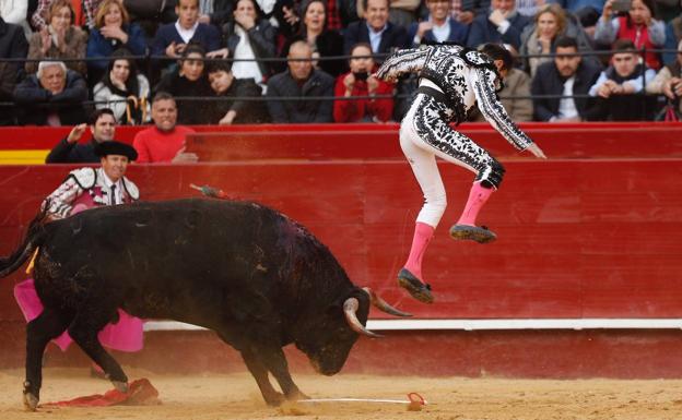 Enrique Ponce mantiene su compromiso de San Isidro pese a la cogida en Fallas