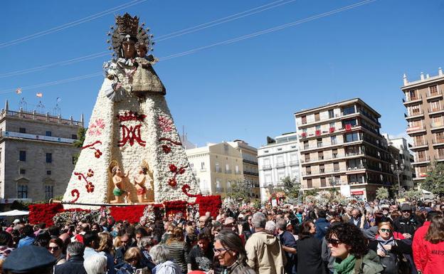 Así ha quedado el manto de la Virgen de los Desamparados