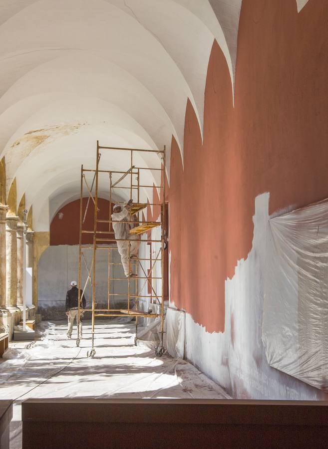 Repintan el claustro renacentista del Centro del Carmen sobre los grafitis