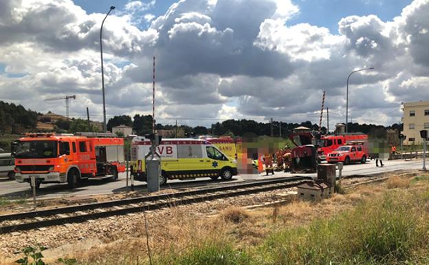 El vuelco de una furgoneta corta la línea de Cercanías en Chiva