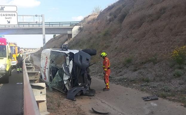 Dos heridos al volcar una ambulancia en la pista de Ademuz