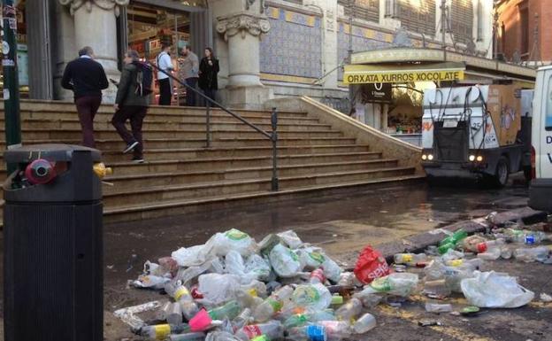 La basura aumenta en las Fallas pese a caer la cremà en martes