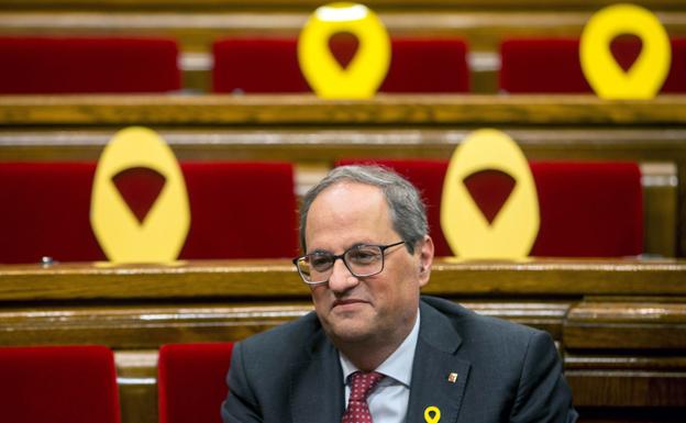 El defensor del pueblo catalán recomienda a Torra que retire los lazos durante el periodo electoral