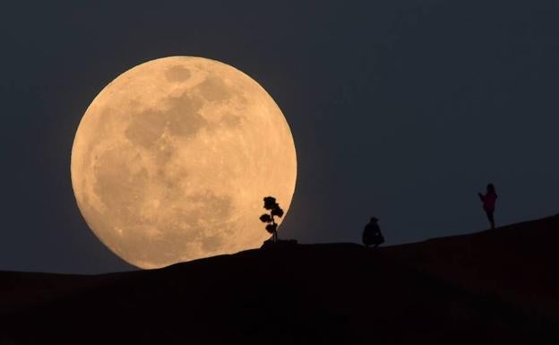 Llega la última superluna del 2019: cómo y dónde ver la luna llena del gusano