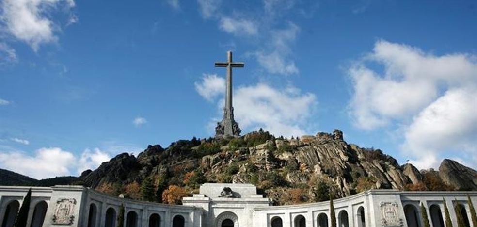 La Abogacía del Estado recusa al juez que paralizó la exhumación de Franco