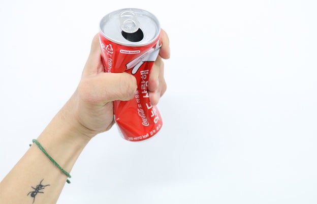 ¿Se deben aplastar las latas antes de tirarlas a la basura?