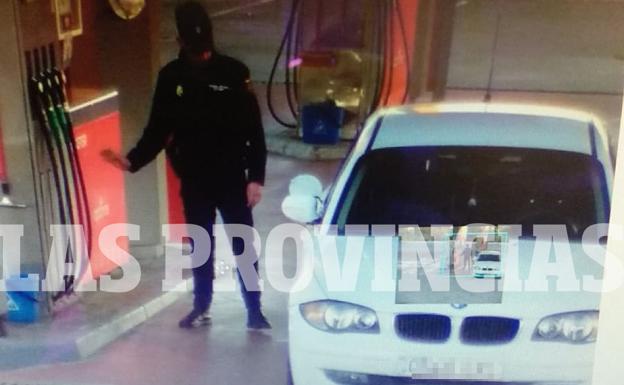 Un policía hace un 'simpa' en una gasolinera con un coche que figuraba como sustraído