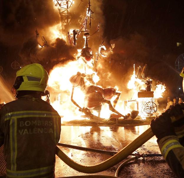 Policías locales y bomberos cargan contra «la improvisación en Fallas»