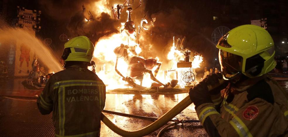 Policías locales y bomberos cargan contra «la improvisación en Fallas»