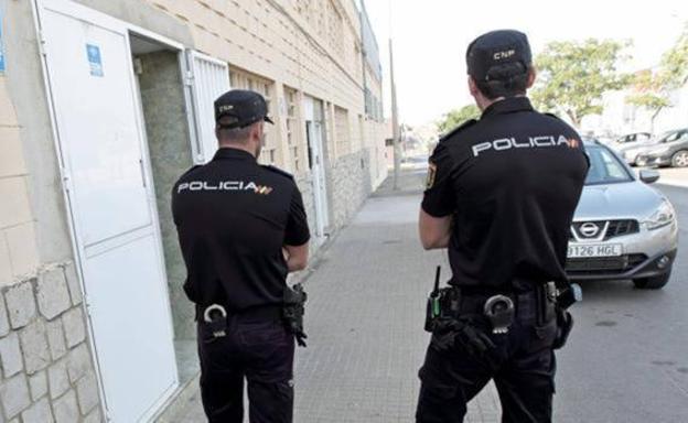 Agrede a varios policías en Valencia tras una discusión con su pareja dentro de su casa