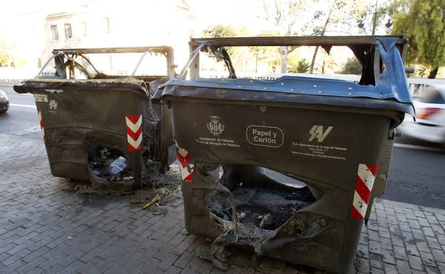 Detenidos cuatro menores acusados de incendiar varios contenedores en el barrio de Nou Moles