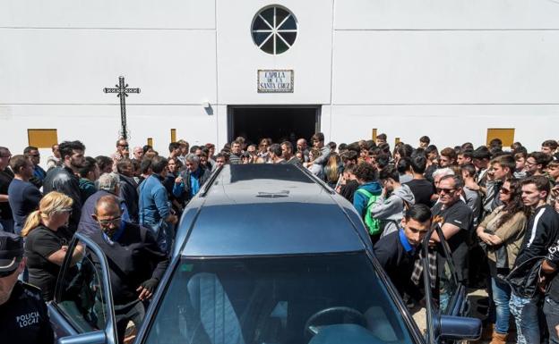 Despiden al grito de «campeón, campeón» al joven piloto fallecido en Jerez