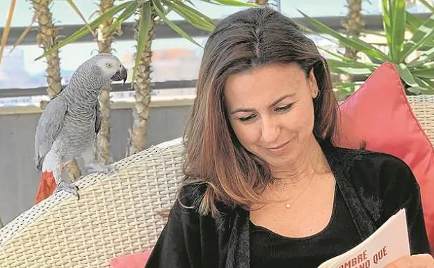 Lucía Asensio tiene un loro que le acompaña mientras lee./LP