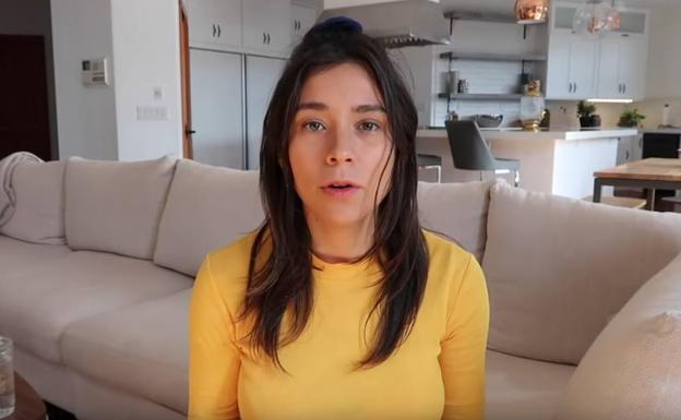 Una polémica 'youtuber' vegana, pillada comiendo pescado