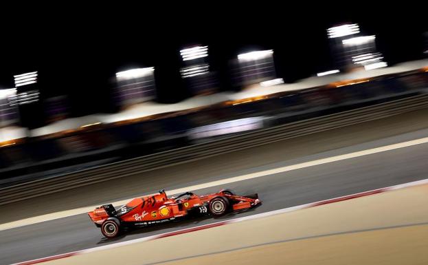 Vettel y Leclerc tensan la cuerda en Baréin