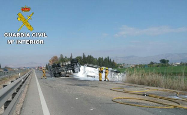 Cortada la autopista AP-7 por el vertido de miles de litros de gasoil en el vuelco de un camión