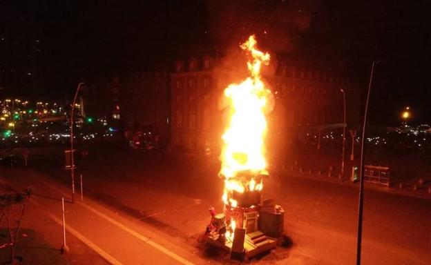 Mar del Plata celebra la cremà de su falla valenciana