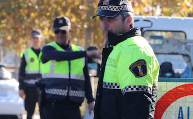 Un conductor ebrio causa daños en siete coches al circular en zigzag por Benicalap