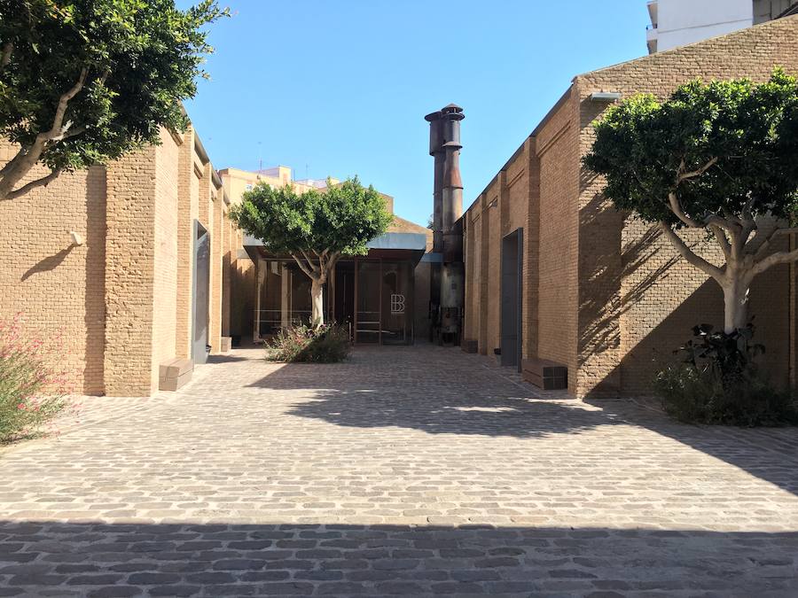 Visita guiada a Bombas Gens: un recorrido por la fábrica, el bunker, el jardín y su bodega medieval