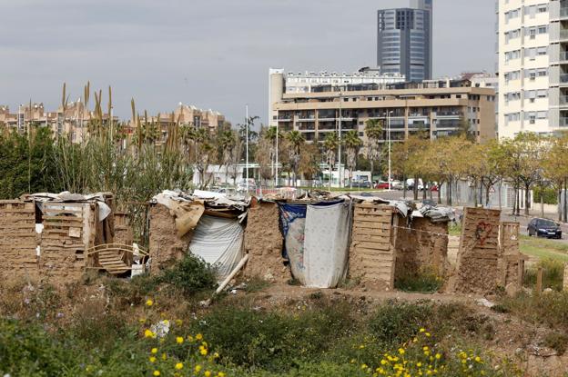 Vecinos alertan de la inseguridad por el chabolismo en la huerta de Valencia