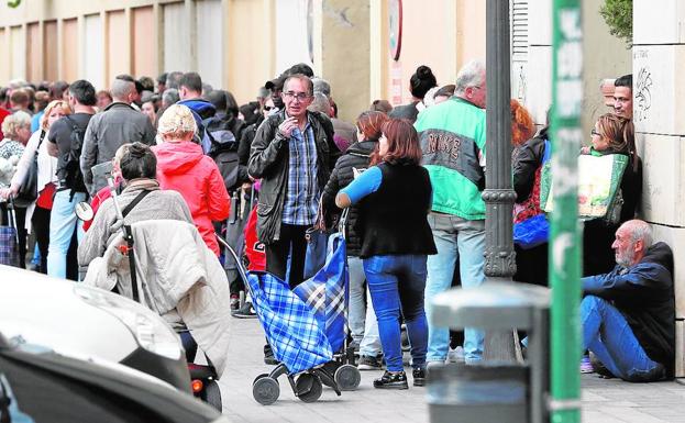 La interminable cola del hambre en Valencia