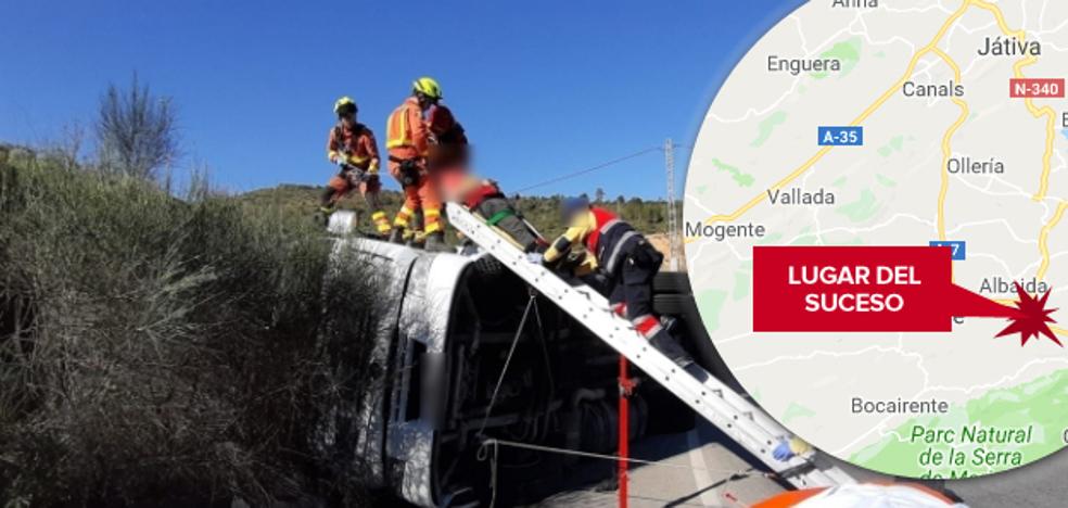 Un herido al volcar un camión en la CV-62 en Albaida