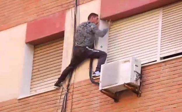 Intenta huir de la Policía trepando por la fachada de un edificio en Murcia