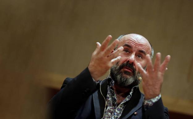 Davide Livermore, amonestado por el Consell por incumplir con Transparencia