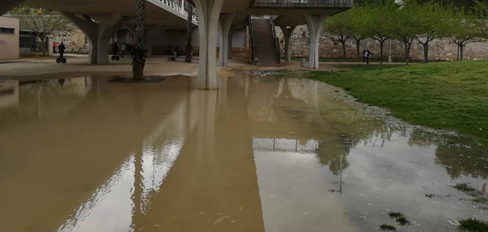 El reventón de una tubería anega el cauce bajo el puente de Serranos