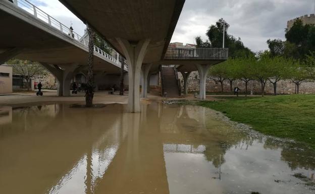 El reventón de una tubería anega el cauce bajo el puente de Serranos