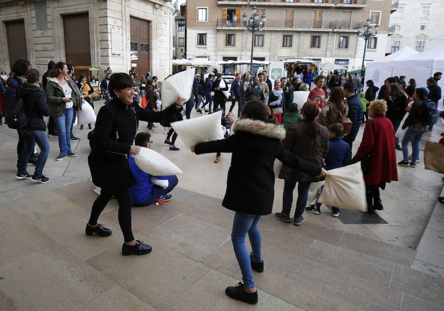 La lluvia no puede con la guerra de almohadas en Valencia