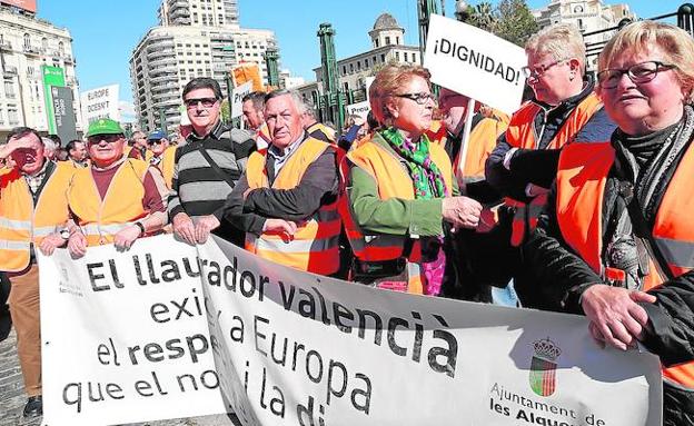 Los agricultores llevan al centro de Valencia el drama de la naranja