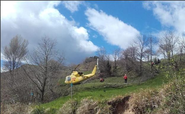 Fallece una niña de tres años en Cantabria al volcar el tractor en el que viajaba