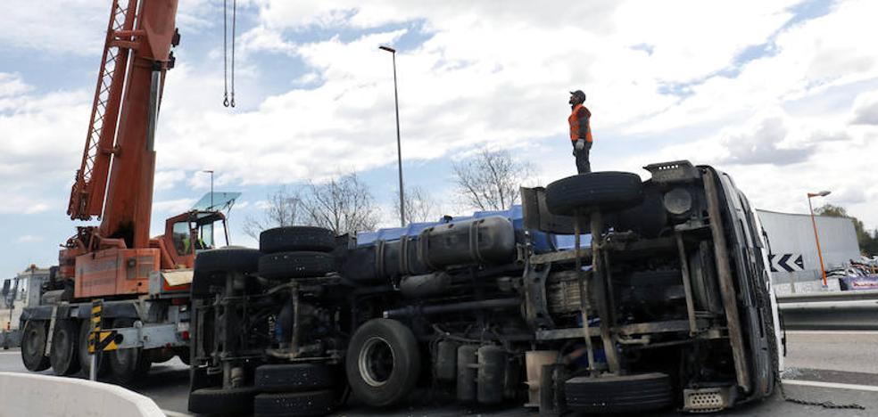 El vuelco de un camión en la V-30 obliga a cortar dos enlaces