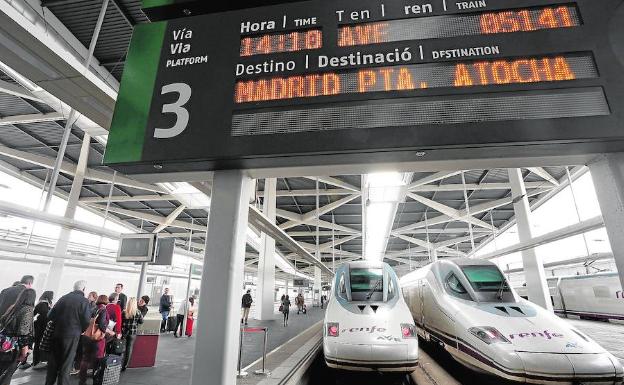 Renfe promete un AVE 'low cost' en un año para adelantar al de Air Nostrum