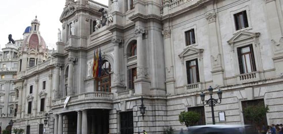 Los agentes de la UCO, en el Ayuntamiento de Valencia tras registrar la sede de Tabacalera