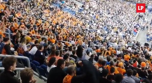 La afición taronja vive con intensidad el primer cuarto