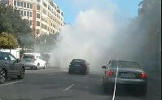 Arde un coche en plena hora punta en la Gran Vía Germanías de Valencia