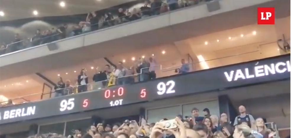 Ovación de la marea taronja a su equipo en el Mercedes Benz Arena