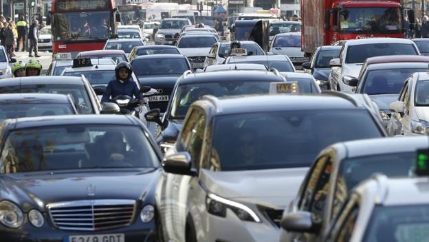 Los conductores valencianos pierden al año casi seis días en atascos en la ciudad