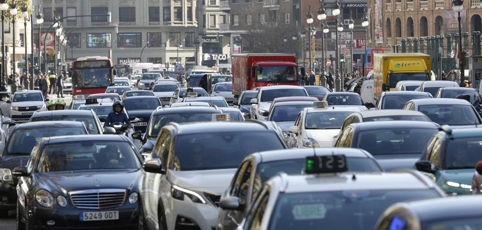 Los conductores valencianos pierden al año casi seis días en atascos en la ciudad