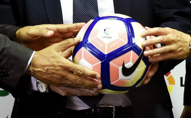 Cumplimiento a Vinagre tenedor La próxima marca del Valencia CF rompe con los 22 años de balones Nike en la  Liga | Las Provincias