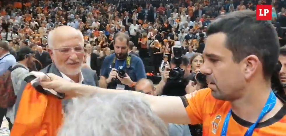 Juan Roig, su mujer y sus hijas celebran la victoria del Valencia Basket en la Eurocup