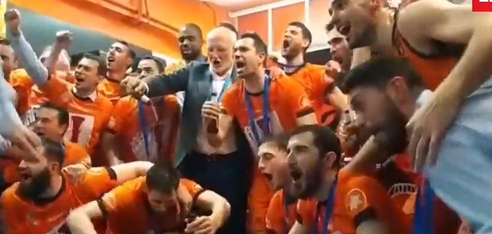 Juan Roig, cerveza en mano, celebra la Eurocup en el vestuario y los jugadores le piden una prima de 50.000 euros