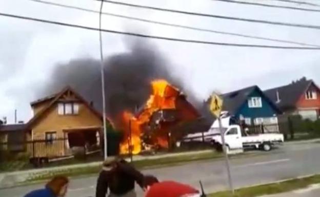 Tragedia aérea en Chile al caer una avioneta sobre una casa