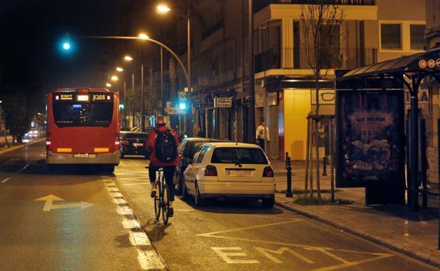 Ribó promete que los autobuses de Valencia pararán de noche donde sea en cuanto lo pida una usuaria