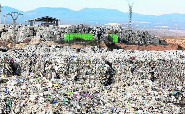 Utiel y Medio Ambiente limpiarán los plásticos si la empresa no responde a los trabajos de retirada