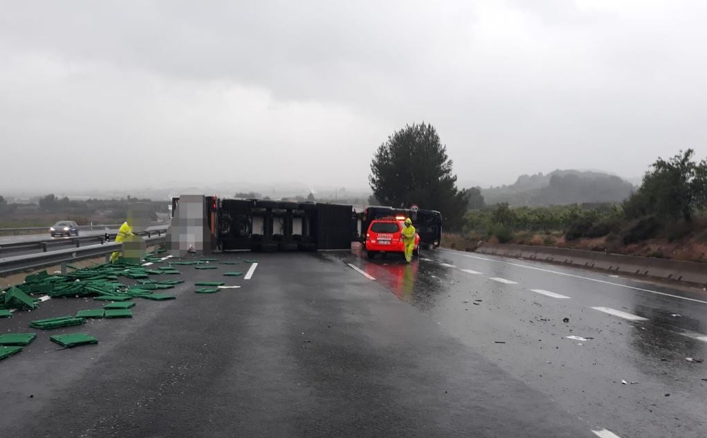 Herido el conductor de un camión al volcar en la A-7 a la altura de Rotglà i Corberà